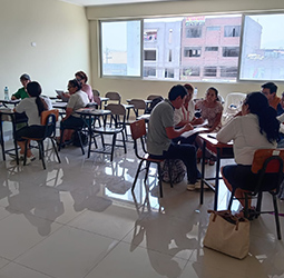 alumnos realizando tarea en grupos en aula del esbyd