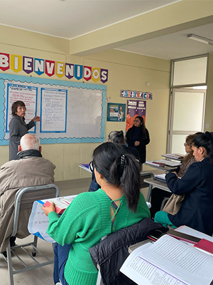 docente enseñando en aula del esbyd