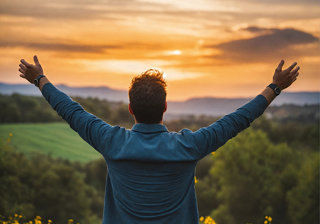 joven con manos levantadas